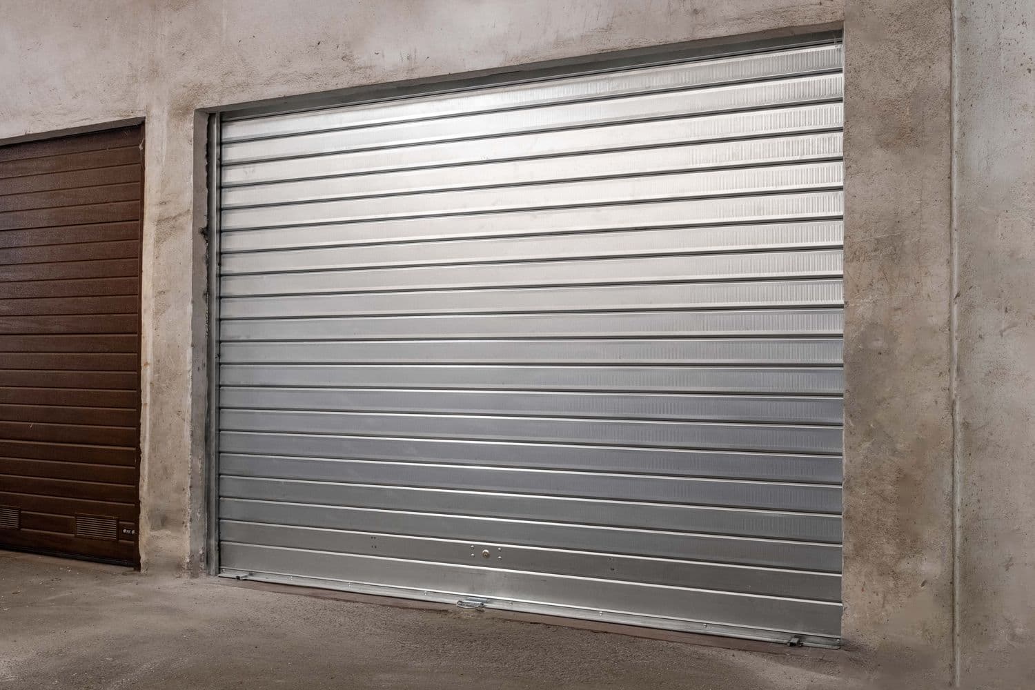Serranda avvolgibile chiusa su un garage