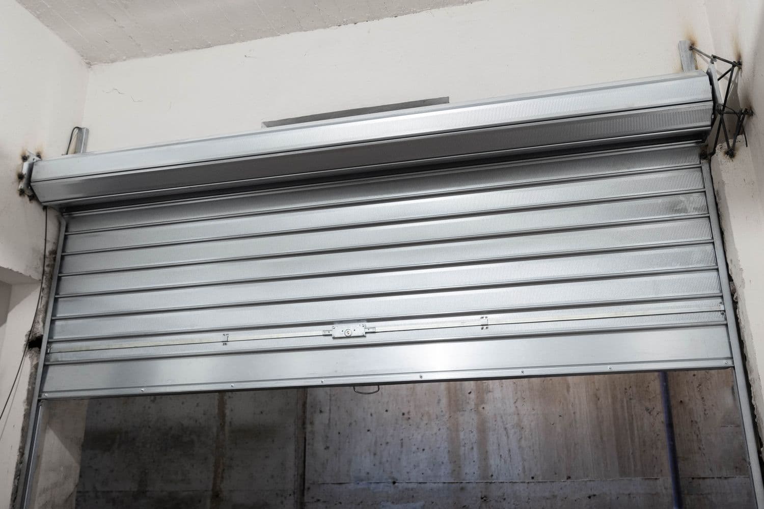 Vista interna di un garage con serranda avvolgibile